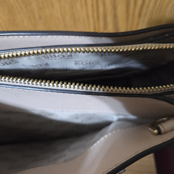 - Michael Kors bag - Picture 3 of 9